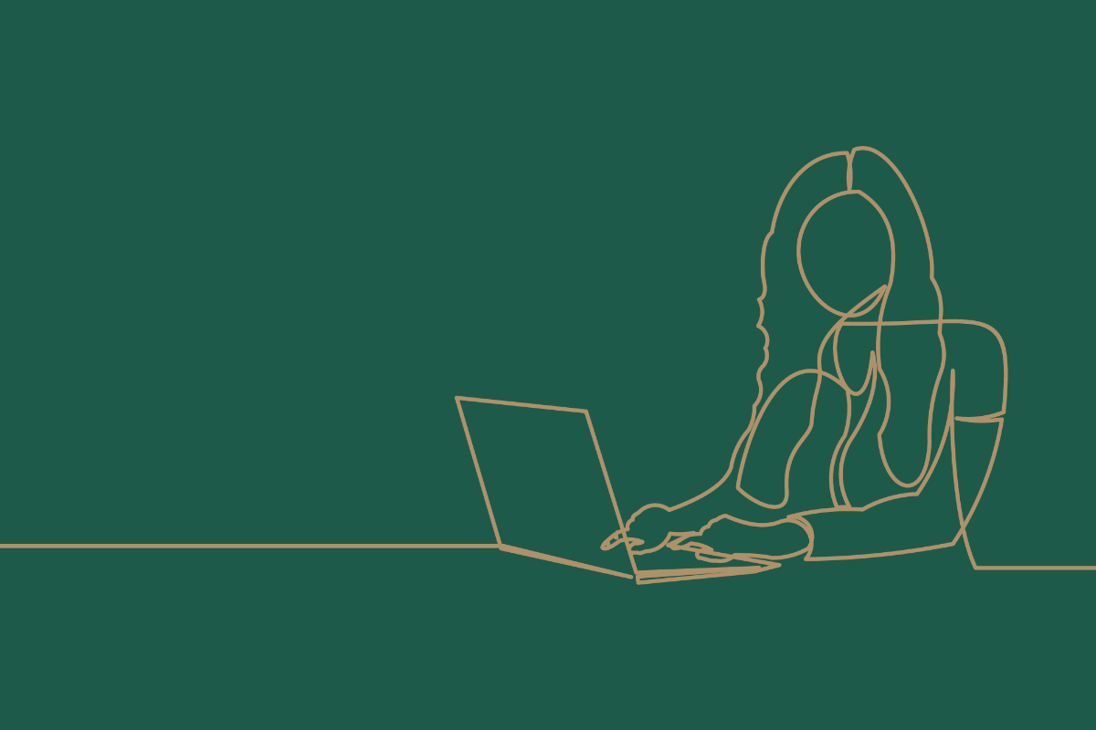 Kvinde skriver på computer