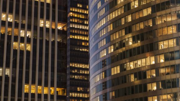 Bygning_med_lys_aften_article-card_576x324