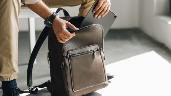 Mand_med_computertaske_text-image-50_50_576x324