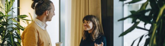 Kolleger_snakker_indenfor_expand-box_576x162