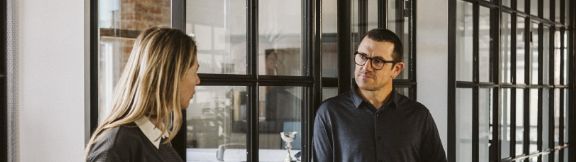 Kolleger_snakker_paa_gang_expand-box_576x162