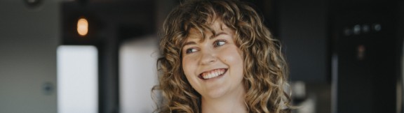  En kvinde med krøller smiler