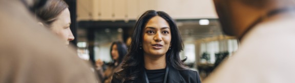 Kvinde snakker med mennesker