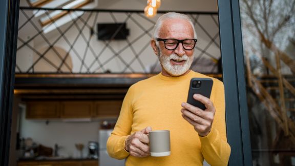 Aeldre_mand_mobil_og_kaffekop_article-card_576x324