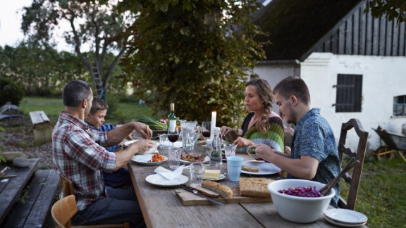 Familie spiser aftensmad