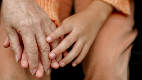 Ung og ældre holder i hånd