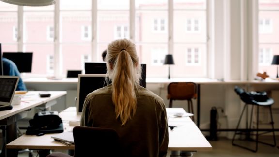 Kvinde_arbejder_ryggen_til_article-card_576x324