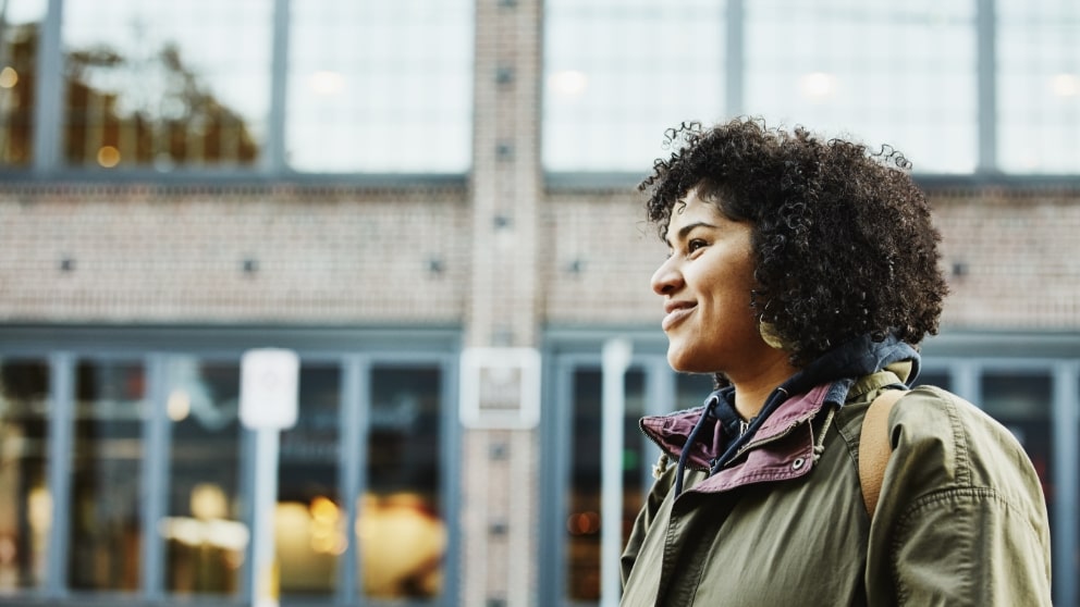 Kvinde_foran_bygning_article-card_992x558