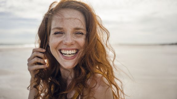 Kvinde_griner_havet_article-card_576x324