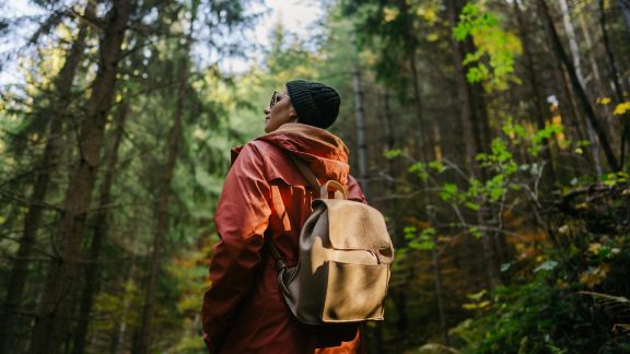 Kvinde_i_skoven_article-card_576x324