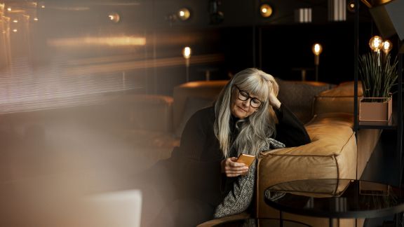 Kvinde_i_sofa_med_mobil_article-card_576x324