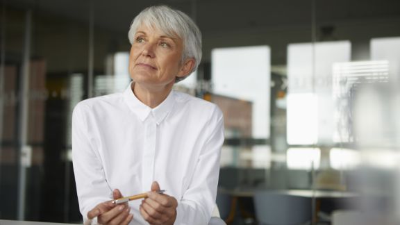 Kvinde_kigger_ud_article-card_576x324