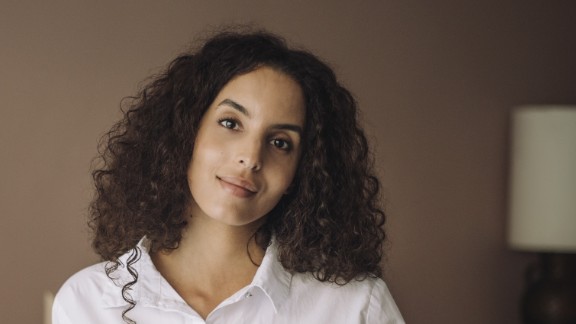 Kvinde med krøller på kontor