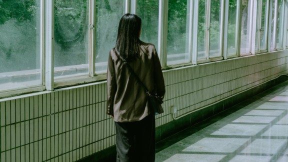 Kvinde bagfra står på lang gang