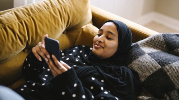 Kvinde_ligger_med_mobil_article-card_576x324