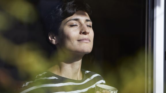 Kvinde_lukkede_oejne_article-card_576x324