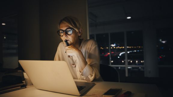 Kvinde_med_computer_aften_article-card_576x324