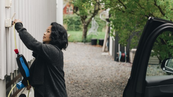 Kvinde lader sin bil