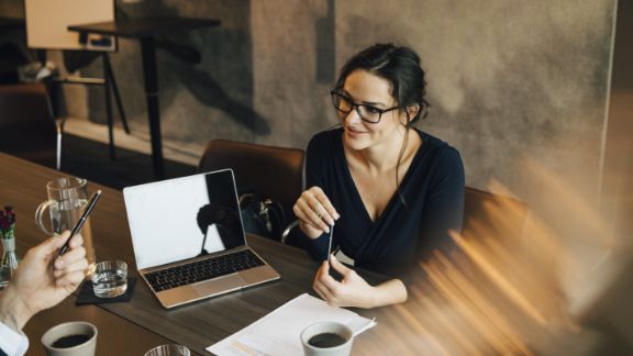 Kvinde_sidder_ved_skrivebord_article-card_576x324