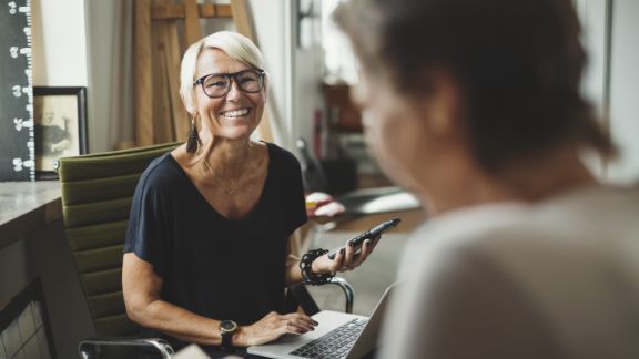 Kvinde_smiler_kontor_article-card_576x324