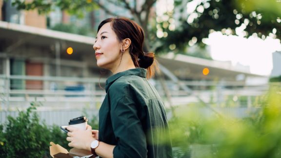 Kvinde_udenfor_med_kaffe_article-card_576x324