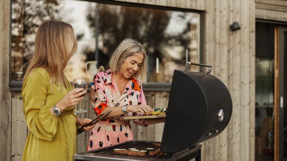Kvinder_griller_p_terrasse_article-card_576x324