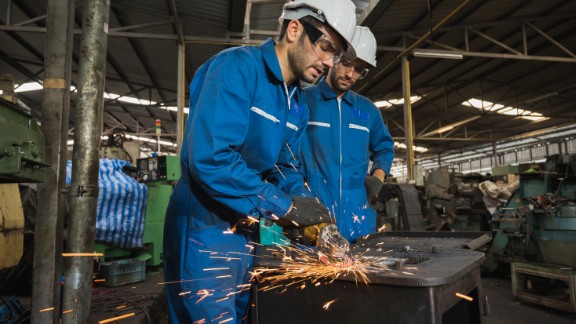 To mænd svejser på fabrik