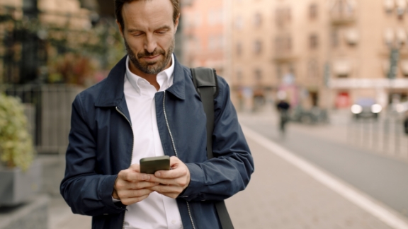 Mand kigger i telefon