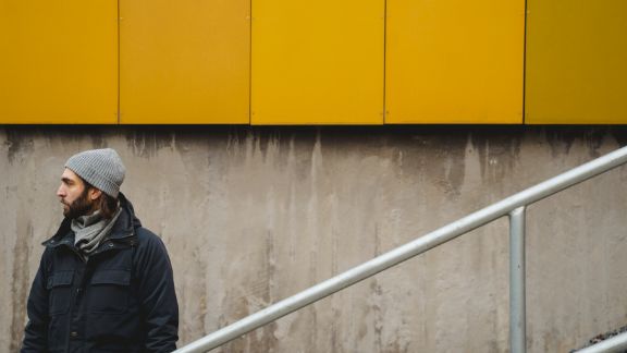 Mand_foran_gul_vaeg_udenfor_article-card_576x324