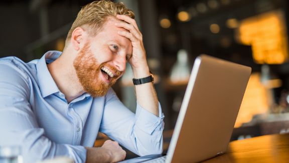 Mand_griner_computer_article-card_576x324