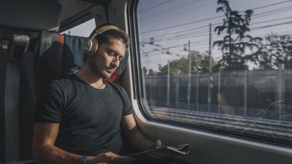 Mand_i_toget_article-card_576x324