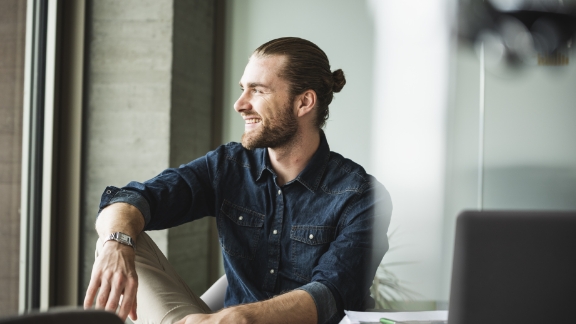 Mand_kigger_ud_griner_article-card_576x324