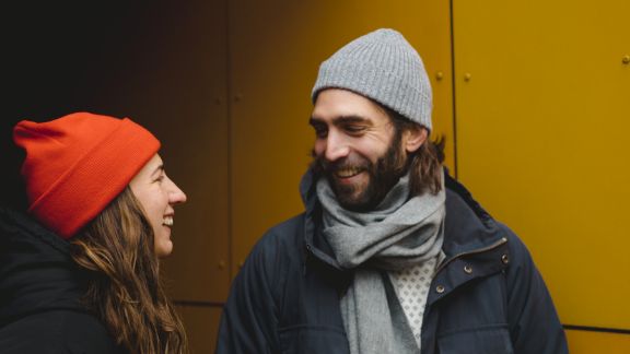 Mand_kvinde_griner_article-card_576x324