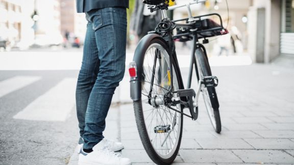 Mand_med_cykel_article-card_576x324