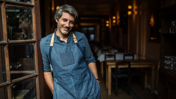 Mand_med_forklaede_article-card_576x324