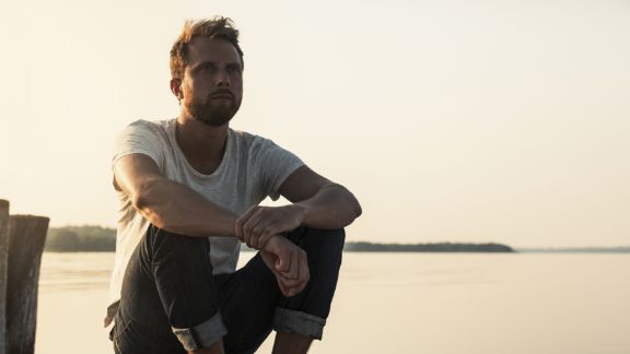 Mand_p_stranden_article-card_576x324