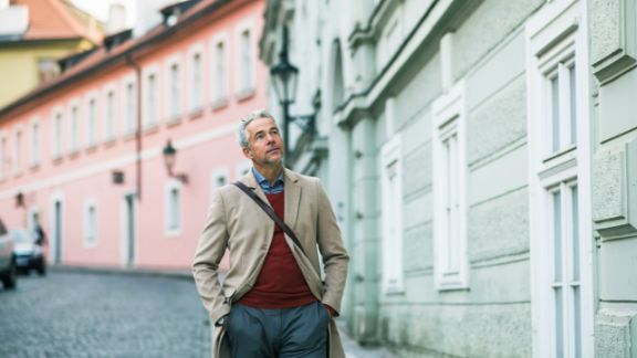 Mand_paa_gade_article-card_576x324