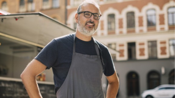 Mand på arbejde foran pølsevogn