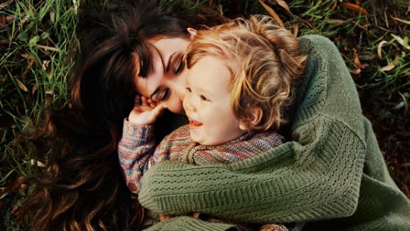 Mor_datter_i_grsset_article-card_576x324