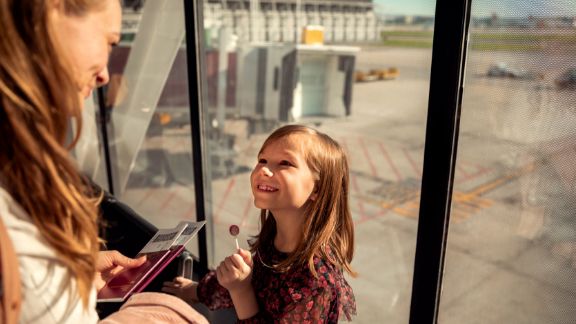 Mor_datter_i_lufthavn_article-card_576x324