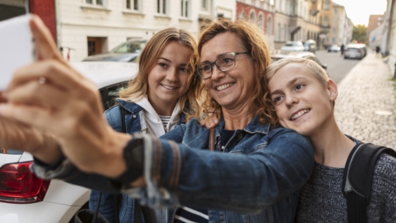 Mor_med_teenageboern_tager_selfie_article-card_576x324