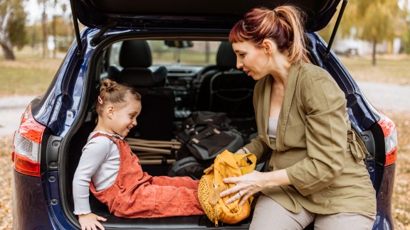 Mor og datter pakker bilen