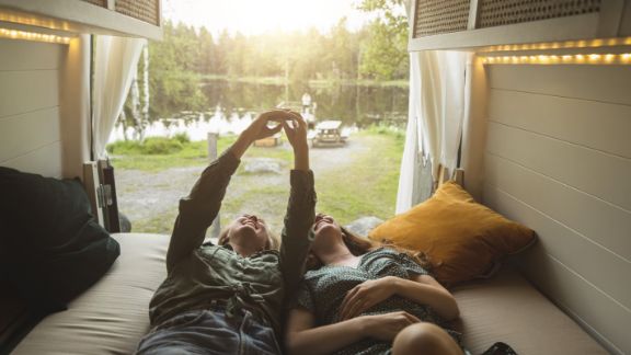 Piger_i_autocamper_article-card_576x324