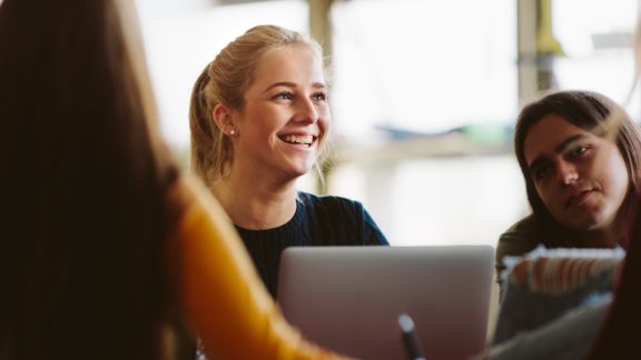 Ung_kvinde_smiler_computer_article-card_576x324