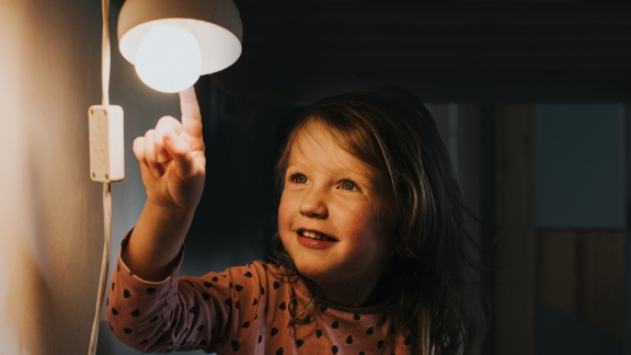 Barn_roerer_ved_lampe_feature_576x324