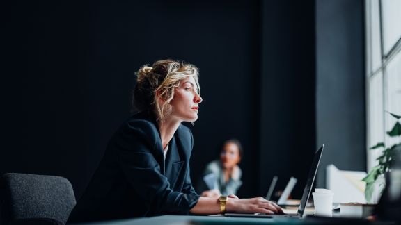 Kvinde_computer_eftertaenksom_feature_576x324