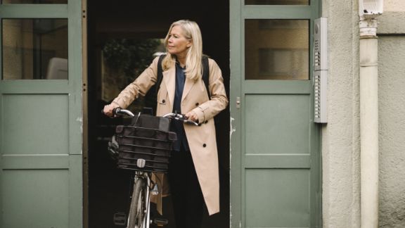 Kvinde_p_vej_ud_med_cykel_feature_576x324