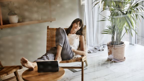 Kvinde_sidder_i_lnestol_feature_576x324