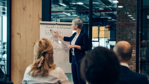 Kvinde_ved_tavle_mde_feature_576x324