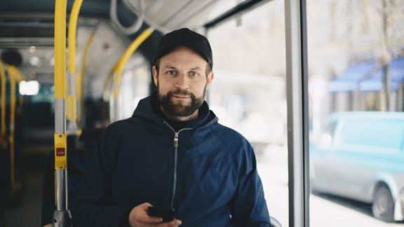 Mand_i_bus_2_feature_576x324